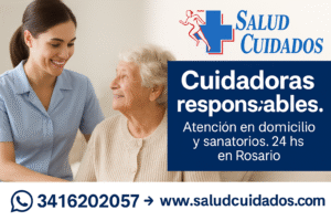 Cuidadora sonriendo y acompañando a una mujer mayor en su domicilio en Rosario