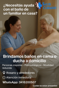 Cuidadora profesional baña a persona mayor en su casa en Rosario