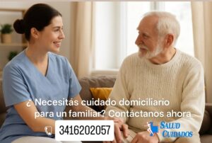 Cuidadora profesional asistiendo a una persona mayor en un hogar de Rosario durante la noche