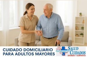 Cuidadora ayudando a un adulto mayor a caminar dentro de su casa.