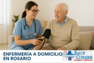 Enfermera domiciliaria controlando la presión arterial de un adulto mayor.