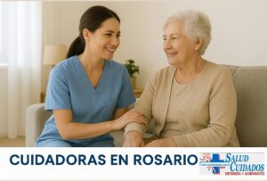 Cuidadora profesional sonriendo junto a una mujer mayor en un sillón.