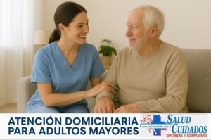 Cuidadora ayudando a un adulto mayor a caminar dentro de su casa.